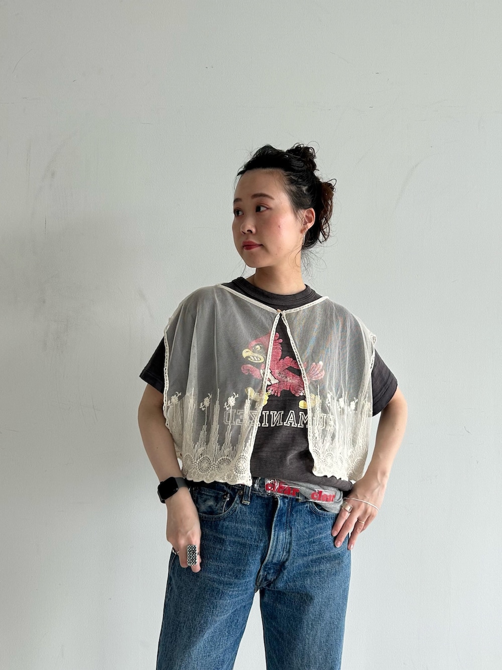「いいね、save、フォローお願いします🤑、低身長、低身長コーデ、ワンピース、デニム、デニムパンツ、Tシャツ、プリントTシャツ、プリントT、レイヤード、レイヤードスタイル」｜「BEAMS BOYのナイロン フィッシング ベスト アレンジ ワンピース（ワンピース、ブルー系）」を使った、黒田 彩乃さん（骨格ストレート・レディース・153cm）の春コーディネートの6枚目の写真
