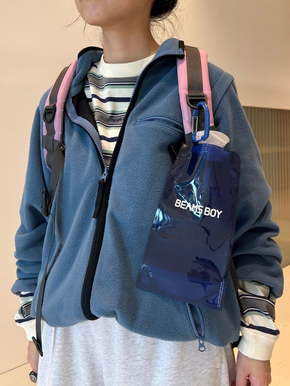 その他のバックパック/リュック、グレー系のスウェットパンツ、ホワイト系のTシャツ/カットソーを着用したレディースの夏コーディネートの3枚目の写真