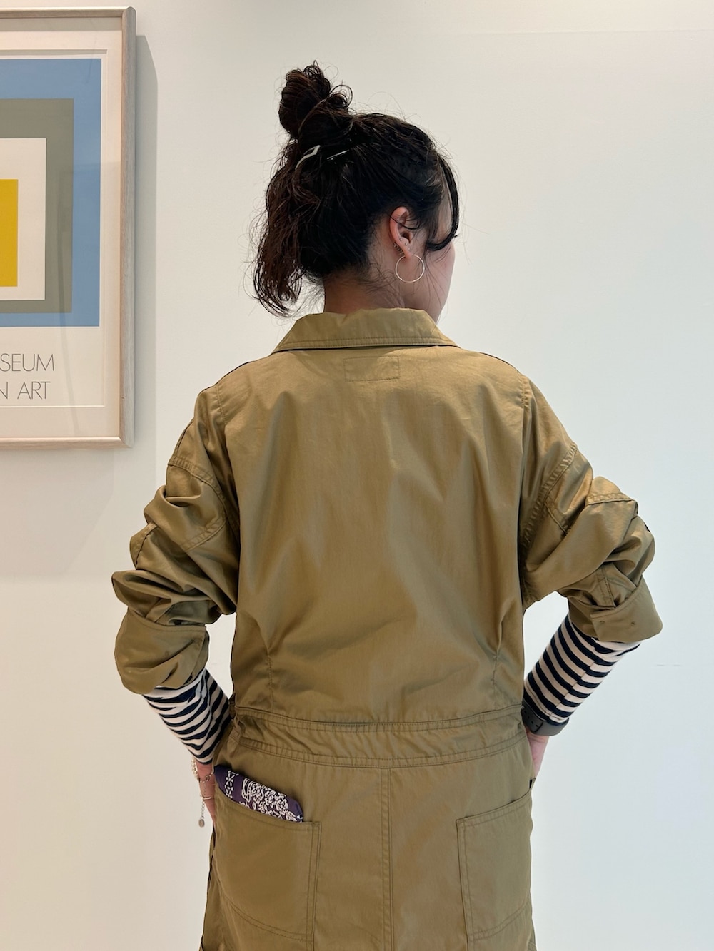 ブルー系のドレスシューズ、ベージュ系のサロペット/オーバーオール、ブルー系のショルダーバッグを着用したレディースの夏コーディネートの4枚目の写真