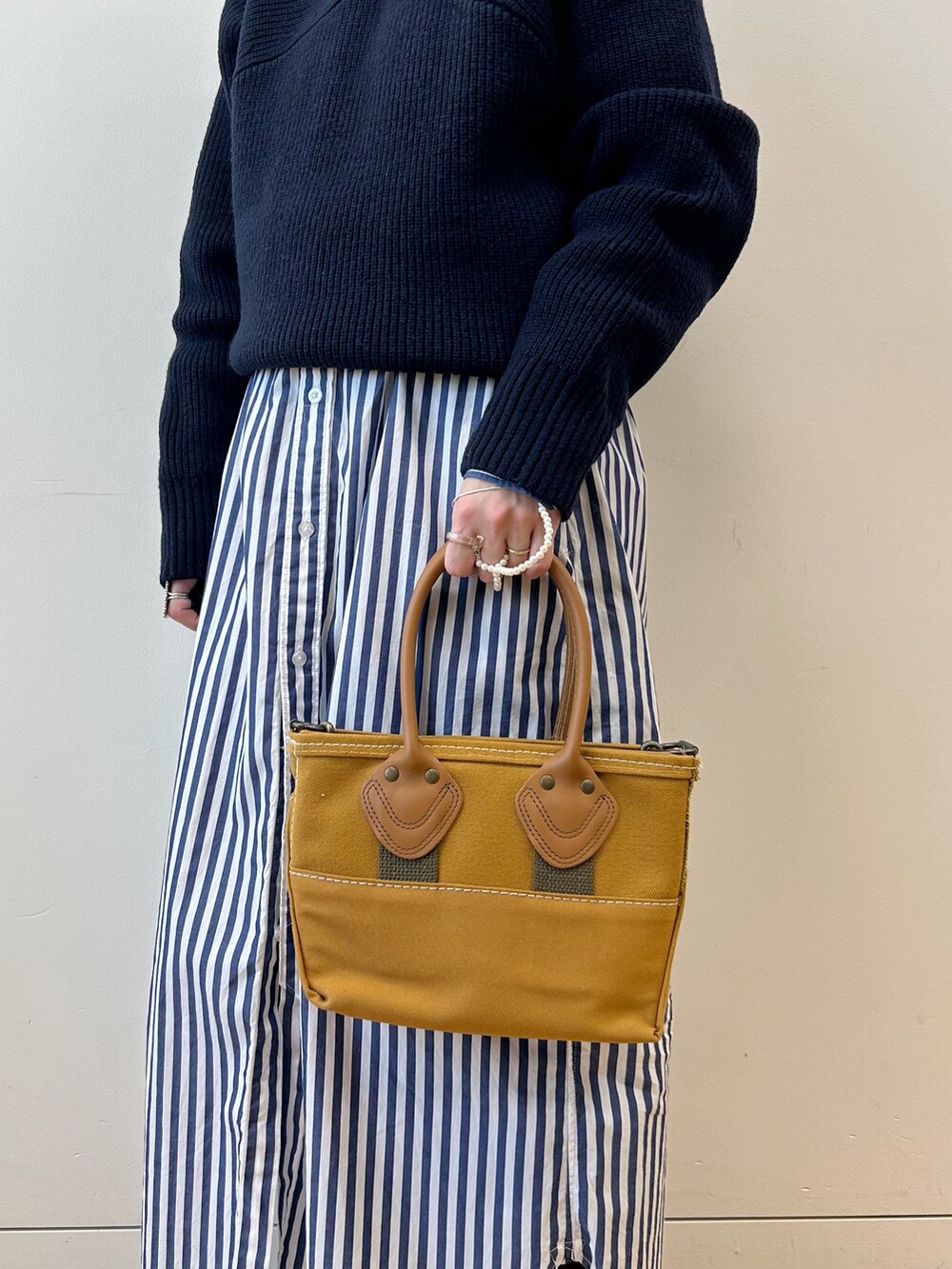 ブルー系のシャツワンピース、ブルー系のブルゾン、ブルー系のニット/セーターを着用したレディースの冬コーディネートの8枚目の写真