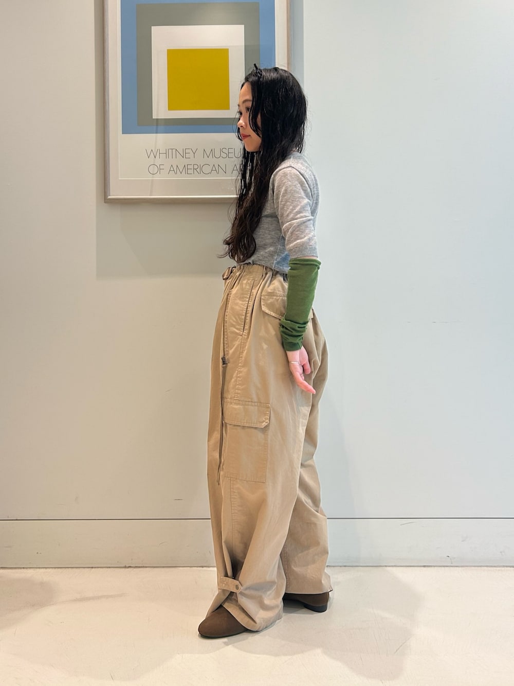 「ワイドパンツ、アームウォーマー、半袖ニット、シンプル、シンプルコーデ、いいね、save、フォローお願いします🤑、低身長、低身長コーデ」｜「maturelyのmaturely / コットン シルク ジッパー カーゴパンツ（カーゴパンツ、ベージュ系）」を使った、黒田 彩乃さん（骨格ストレート・レディース・153cm）の夏コーディネートの2枚目の写真