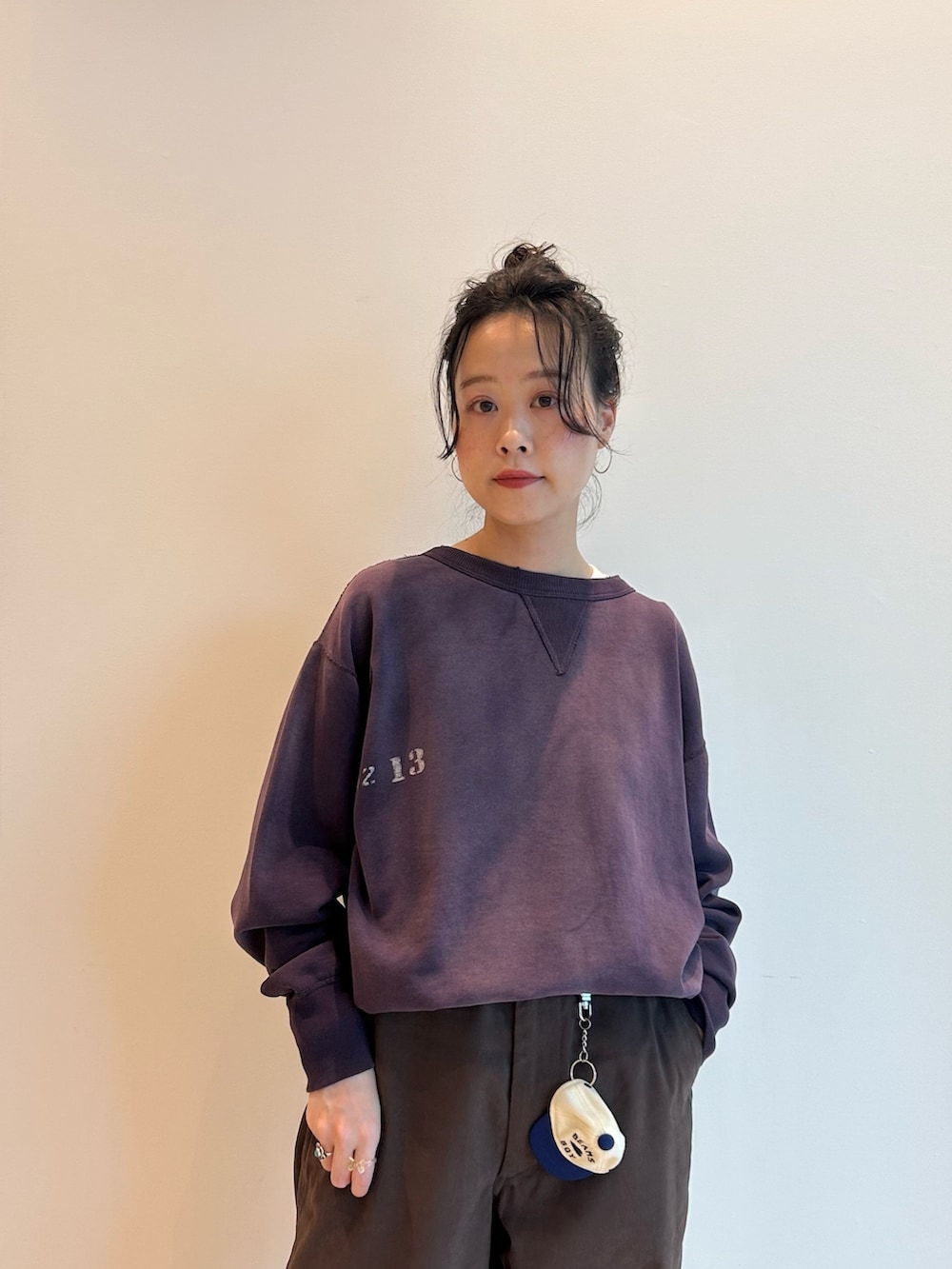 「スウェット、チノパン、シンプルコーデ、BRIEFING」｜「BEAMS BOYの【別注】 WAREHOUSE & CO. / ステンシル13 前V スウェット（スウェット、ブルー系）」を使った、黒田 彩乃さん（骨格ストレート・レディース・153cm）の夏コーディネートの4枚目の写真