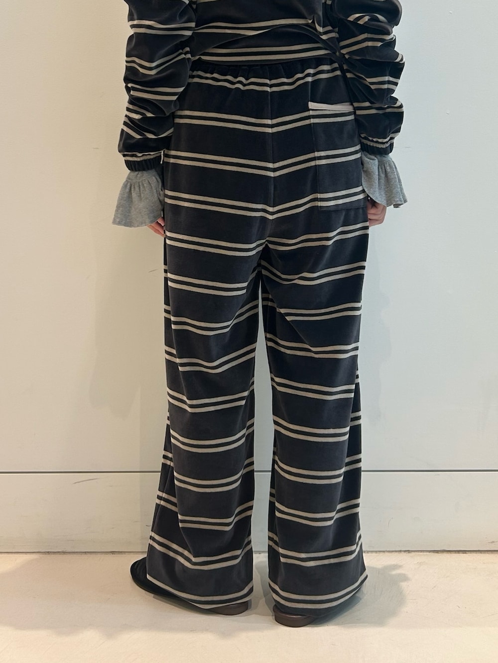 グレー系のTシャツ/カットソー、ブラック系のTシャツ/カットソー、ブラック系のその他パンツを着用したレディースの夏コーディネートの8枚目の写真