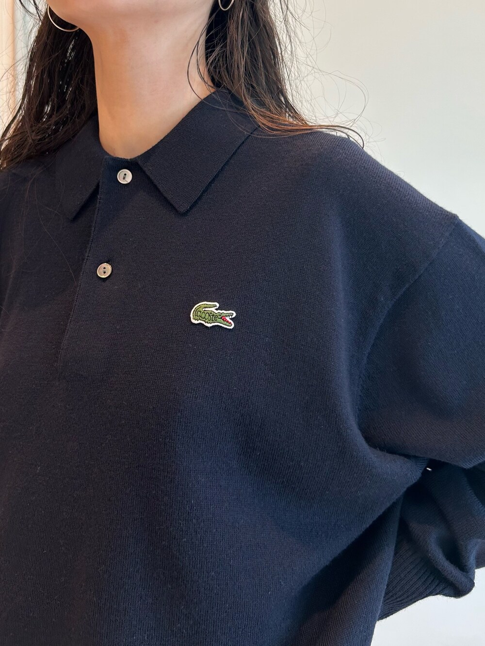 ブルー系のドレスシューズ、ブルー系のその他パンツ、ブルー系のニット/セーターを着用したレディースの夏コーディネートの5枚目の写真