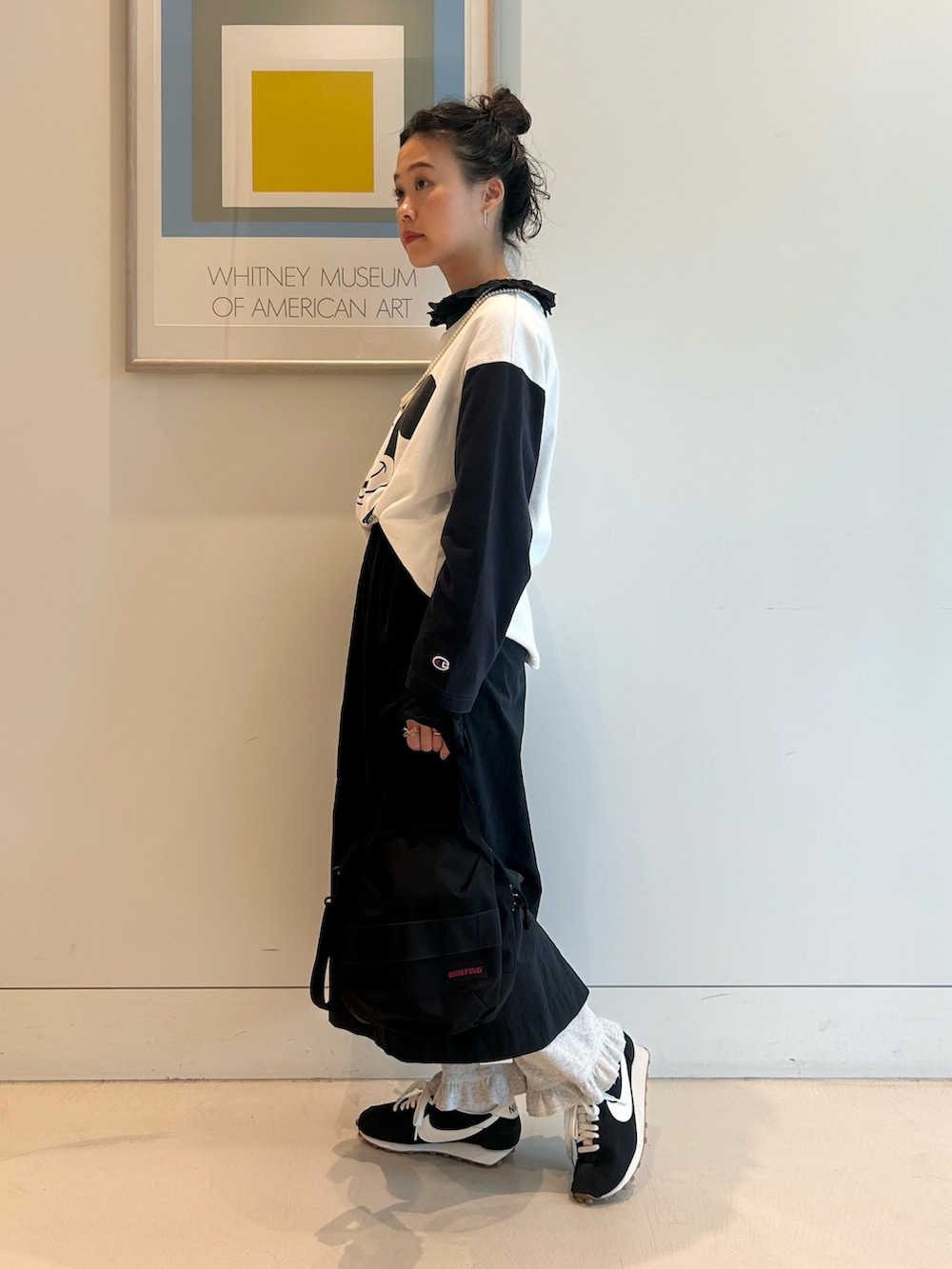 ブラック系のワンピース、ブラック系のTシャツ/カットソー、ブラック系のショルダーバッグを着用したレディースの夏コーディネートの2枚目の写真