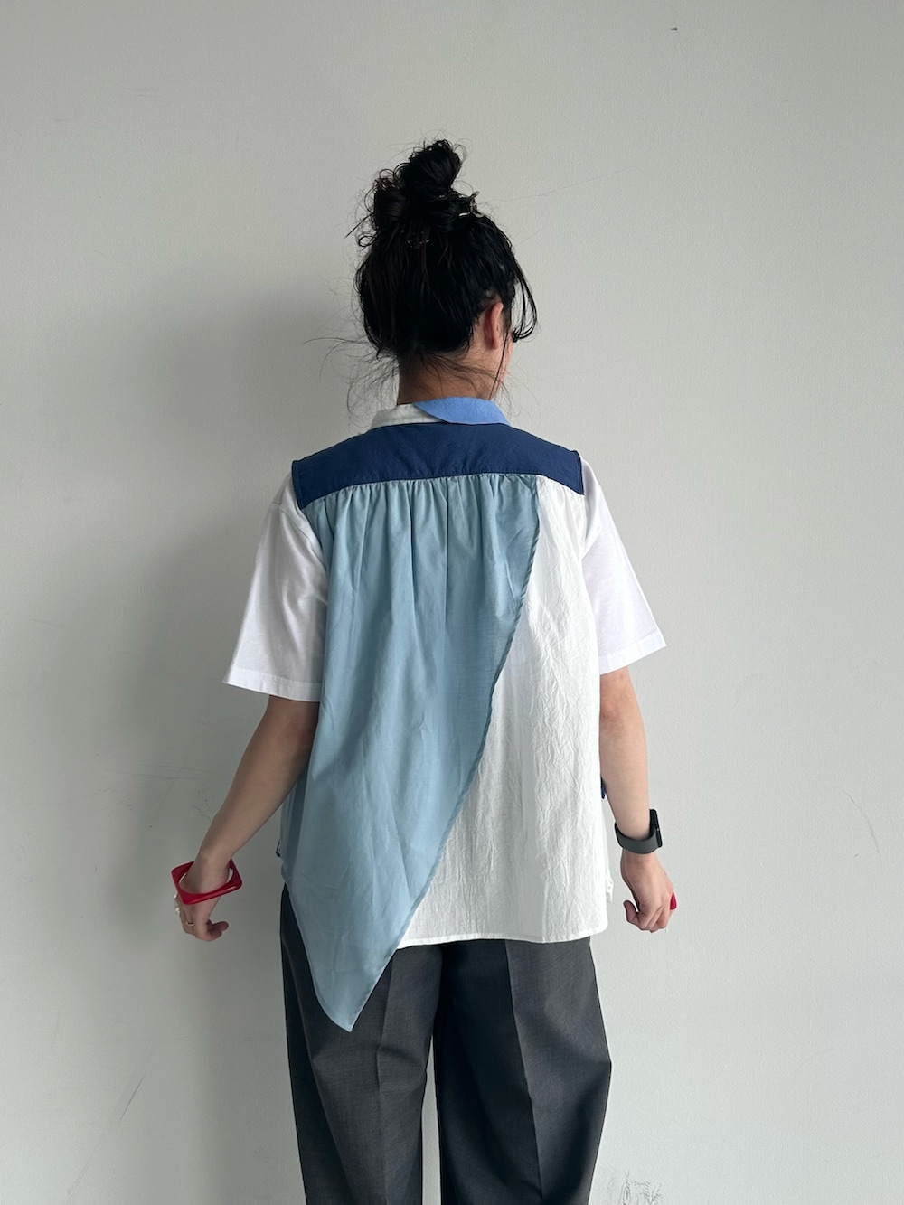 グレー系のスラックス、ブラック系のローファー、ホワイト系のTシャツ/カットソーを着用したレディースの春コーディネートの5枚目の写真