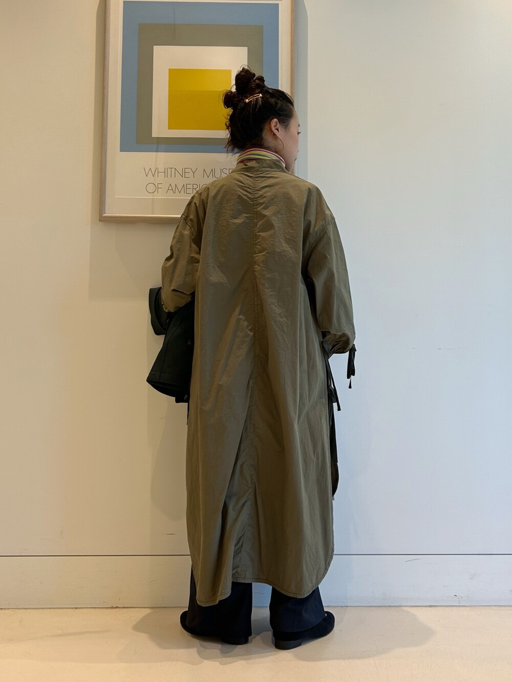 グリーン系のブルゾン、グリーン系のワンピース、イエロー系のTシャツ/カットソーを着用したレディースの秋コーディネートの8枚目の写真