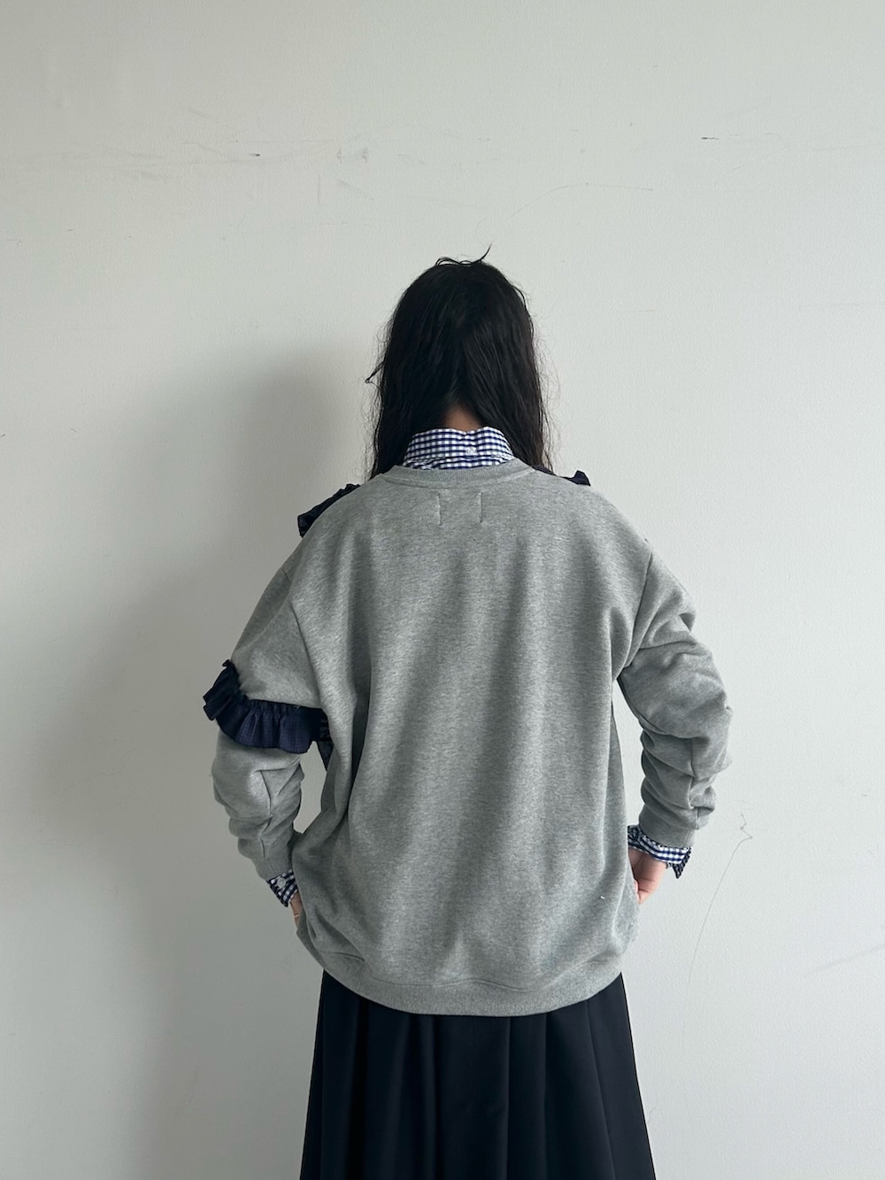 ブルー系のドレスシューズ、ブルー系のスカート、グレー系のカーディガン/ボレロを着用したレディースの秋コーディネートの5枚目の写真