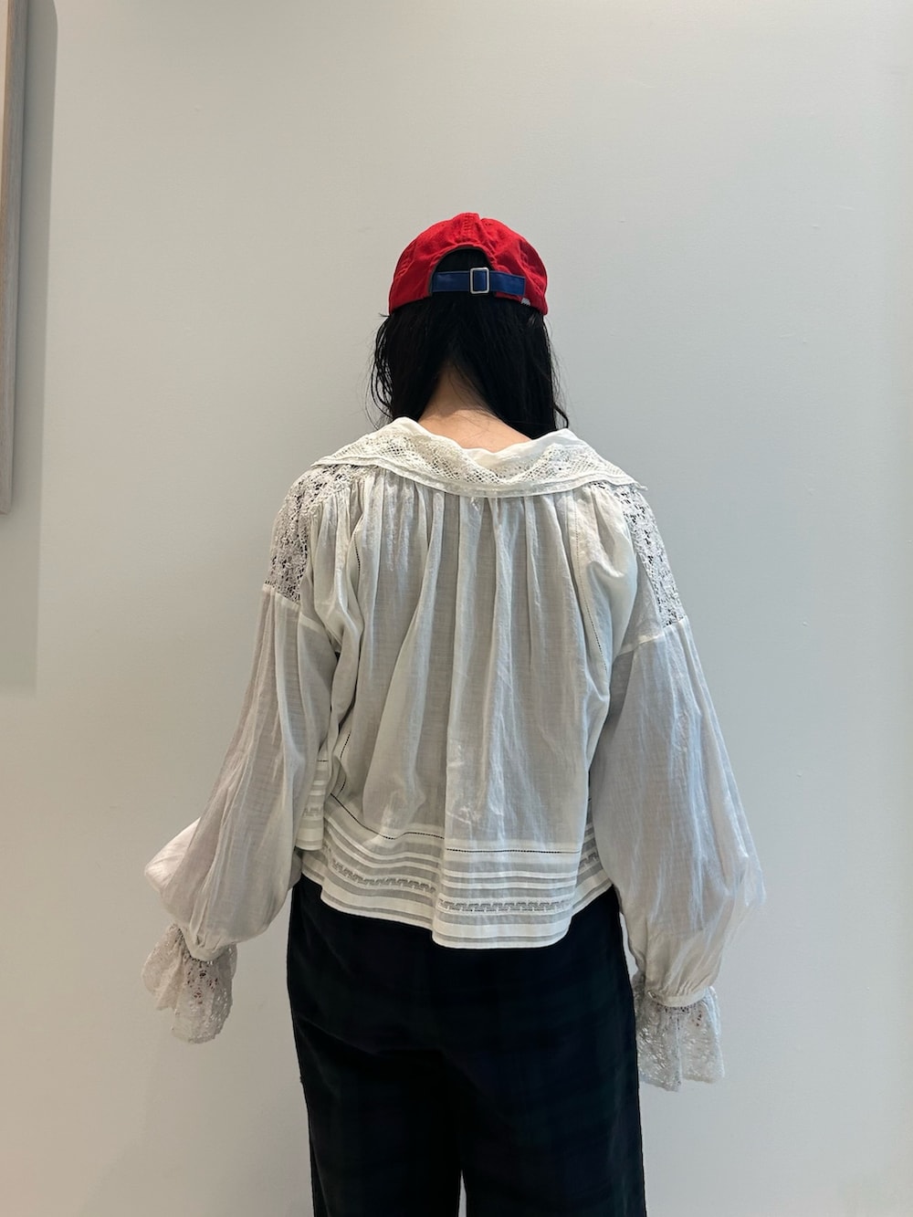 ホワイト系のバレエシューズ、ブルー系のテーラードジャケット、グレー系のTシャツ/カットソーを着用したレディースの冬コーディネートの6枚目の写真