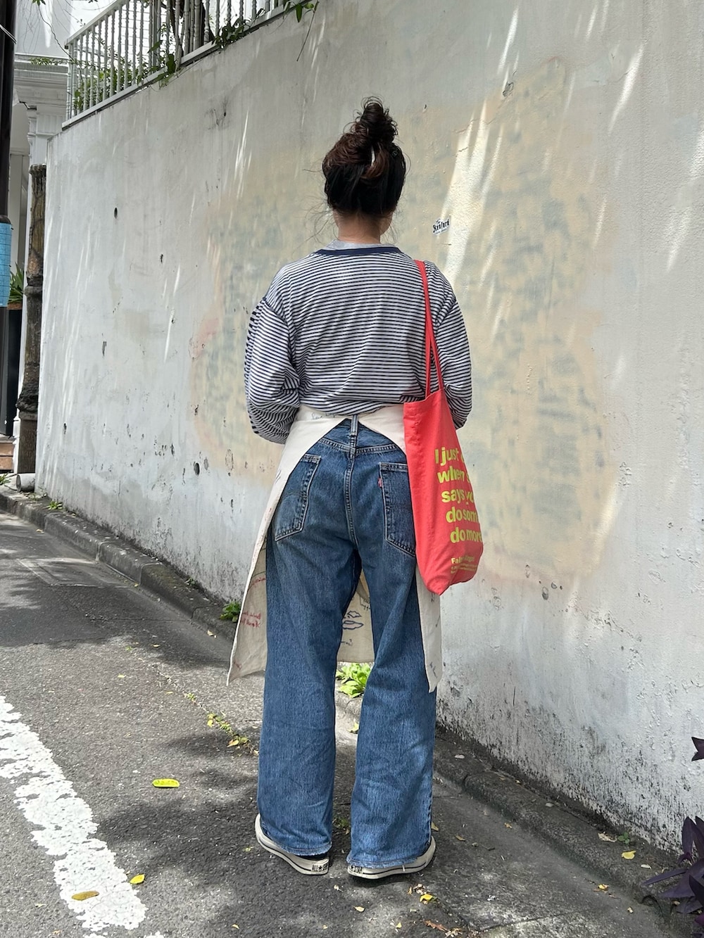 グレー系のTシャツ/カットソー、ブルー系のTシャツ/カットソーを着用したレディースの春コーディネートの2枚目の写真