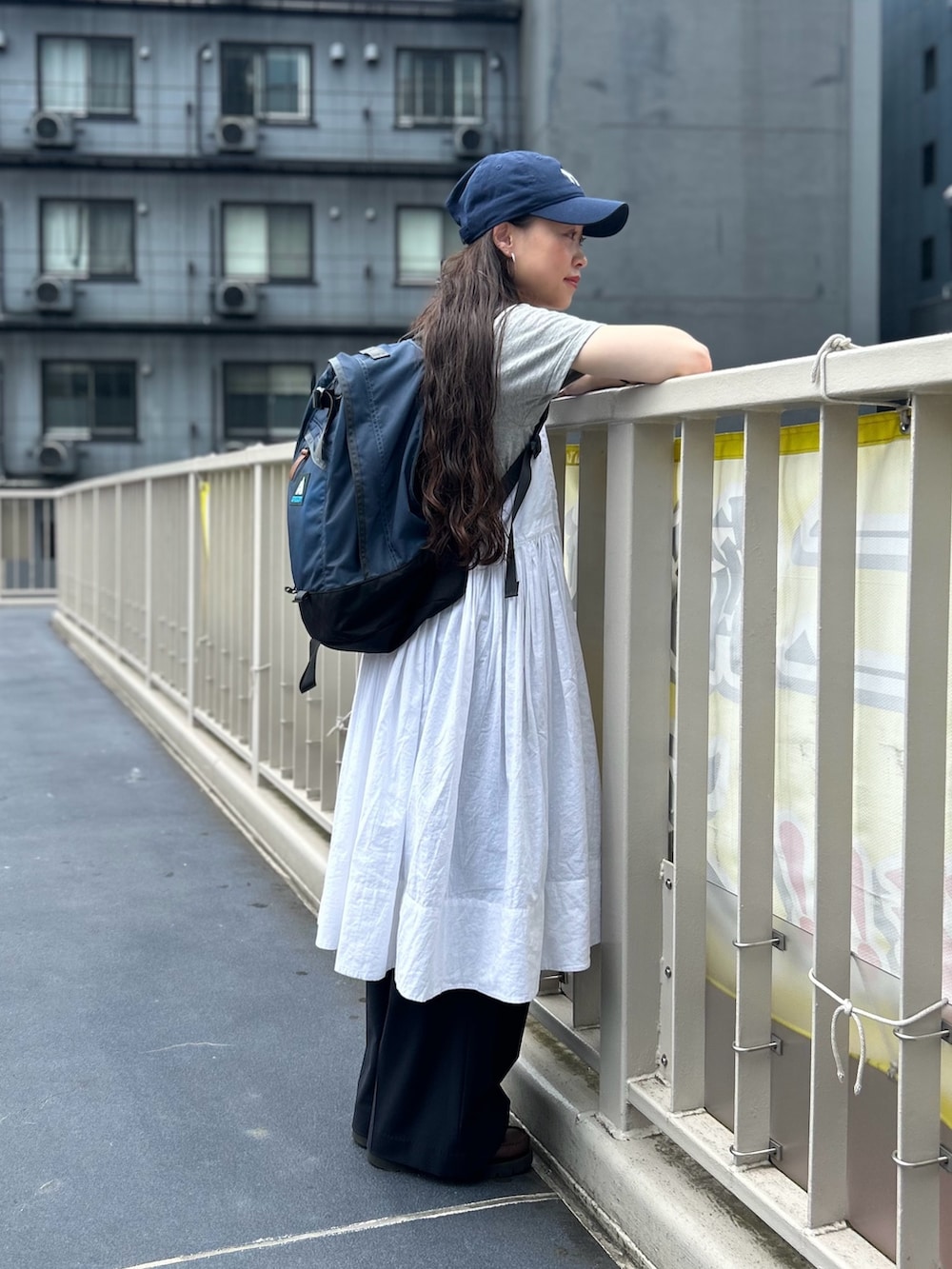 「Gregory、バックパック、リュック、ワンピース、キャップ、ローファー、いいね、save、フォローお願いします🤑、Tシャツ」|「BEAMS BOYのmaturely / 2Way Stretch Tuck Slacks(スラックス、ブルー系)」を使った、黒田 彩乃さん(レディース・153cm)の夏コーディネートの3枚目の写真