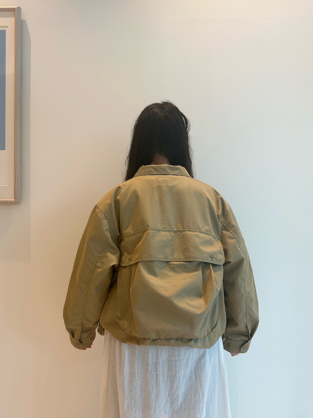 「フィッシングジャケット、ジャケット、ブルゾン、ニット、ワンピース、ワンピーススタイル、レイヤード、レイヤードスタイル、低身長、低身長コーデ、いいね、save、フォローお願いします🤑」｜「BEAMS BOYのシャンブレー ギャバ ショート フィッシング ジャケット（ミリタリージャケット、ベージュ系）」を使った、黒田 彩乃さん（骨格ストレート・レディース・153cm）の夏コーディネートの4枚目の写真