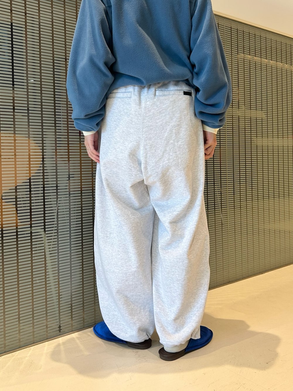 その他のバックパック/リュック、グレー系のスウェットパンツ、ホワイト系のTシャツ/カットソーを着用したレディースの夏コーディネートの9枚目の写真