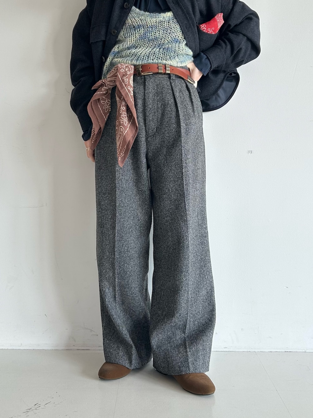 ブラウン系のドレスシューズ、ブルー系のTシャツ/カットソー、ブルー系のミリタリージャケットを着用したレディースの秋コーディネートの8枚目の写真