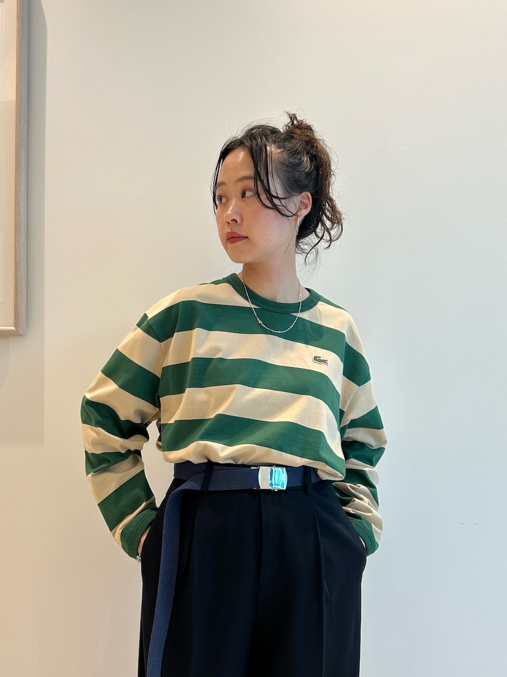 ブラウン系のサンダル、ブラウン系のミリタリージャケット、グリーン系のTシャツ/カットソーを着用したレディースの夏コーディネートの6枚目の写真