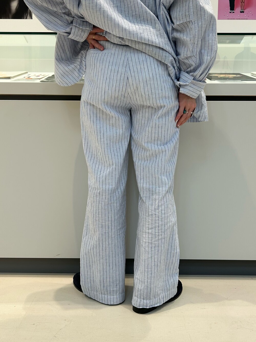 ホワイト系のTシャツ/カットソー、ブルー系のテーラードジャケット、ブルー系のスラックスを着用したレディースの冬コーディネートの6枚目の写真