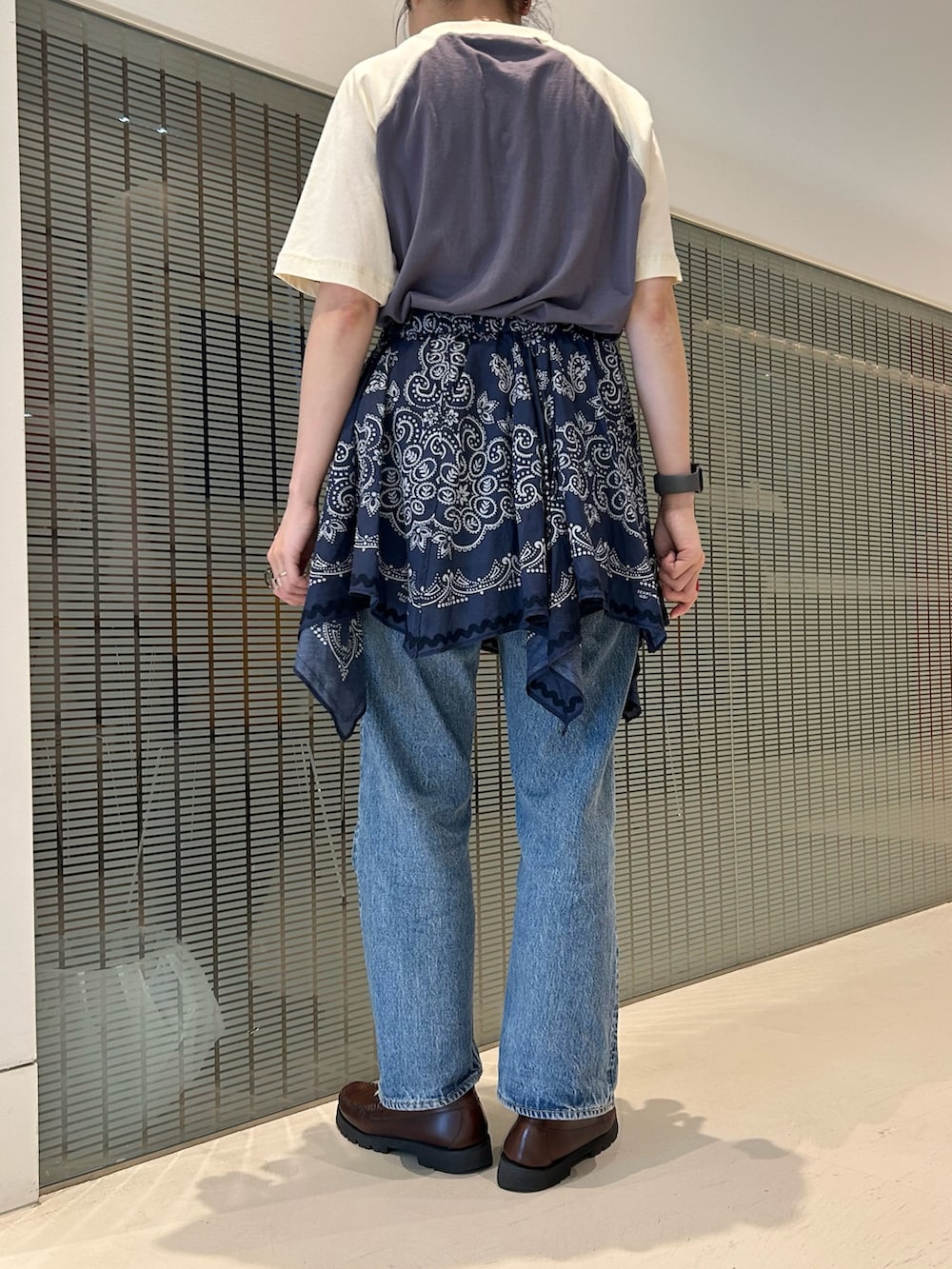 ブルー系のスカート、ブルー系のTシャツ/カットソー、ブルー系のデニムパンツを着用したレディースの夏コーディネートの8枚目の写真