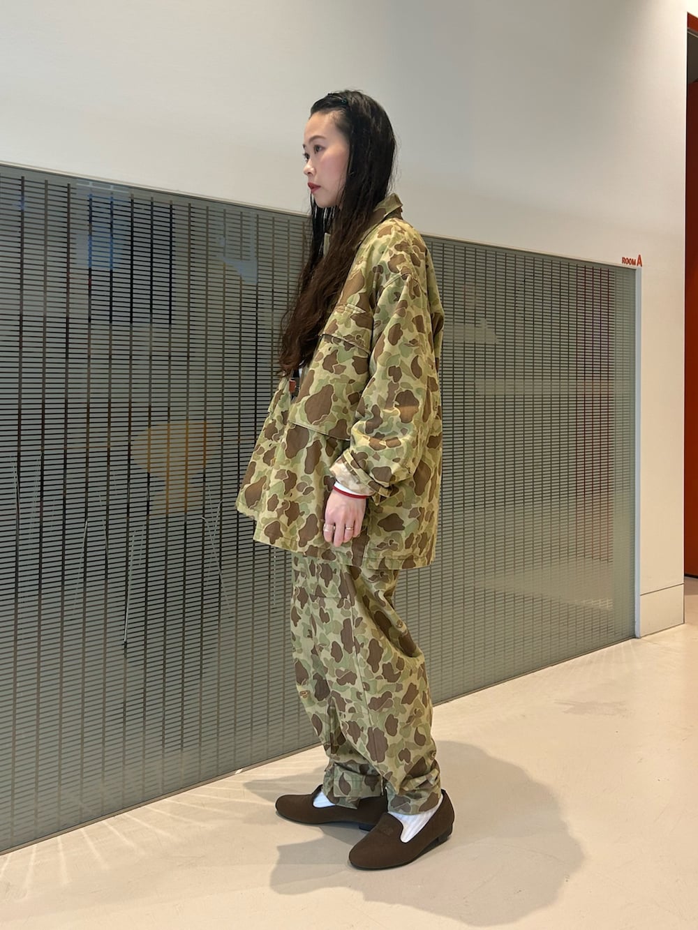 その他のミリタリージャケット、その他のカーゴパンツ、ベージュ系のTシャツ/カットソーを着用したレディースの秋コーディネートの2枚目の写真