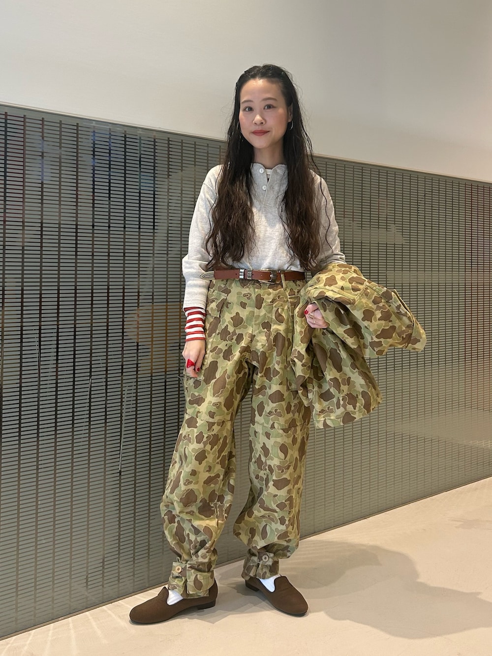 その他のミリタリージャケット、その他のカーゴパンツ、ベージュ系のTシャツ/カットソーを着用したレディースの秋コーディネートの9枚目の写真