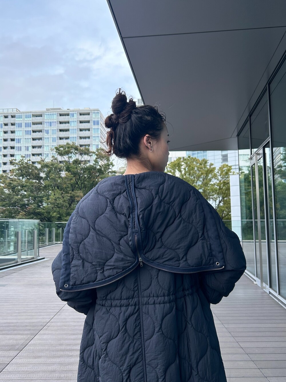 ブルー系のその他アウター、グレー系のスウェット、グレー系のスカートを着用したレディースの秋コーディネートの5枚目の写真