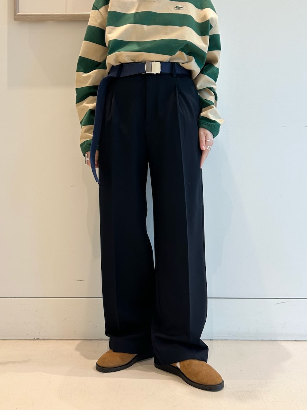 ブラウン系のサンダル、ブラウン系のミリタリージャケット、グリーン系のTシャツ/カットソーを着用したレディースの夏コーディネートの8枚目の写真