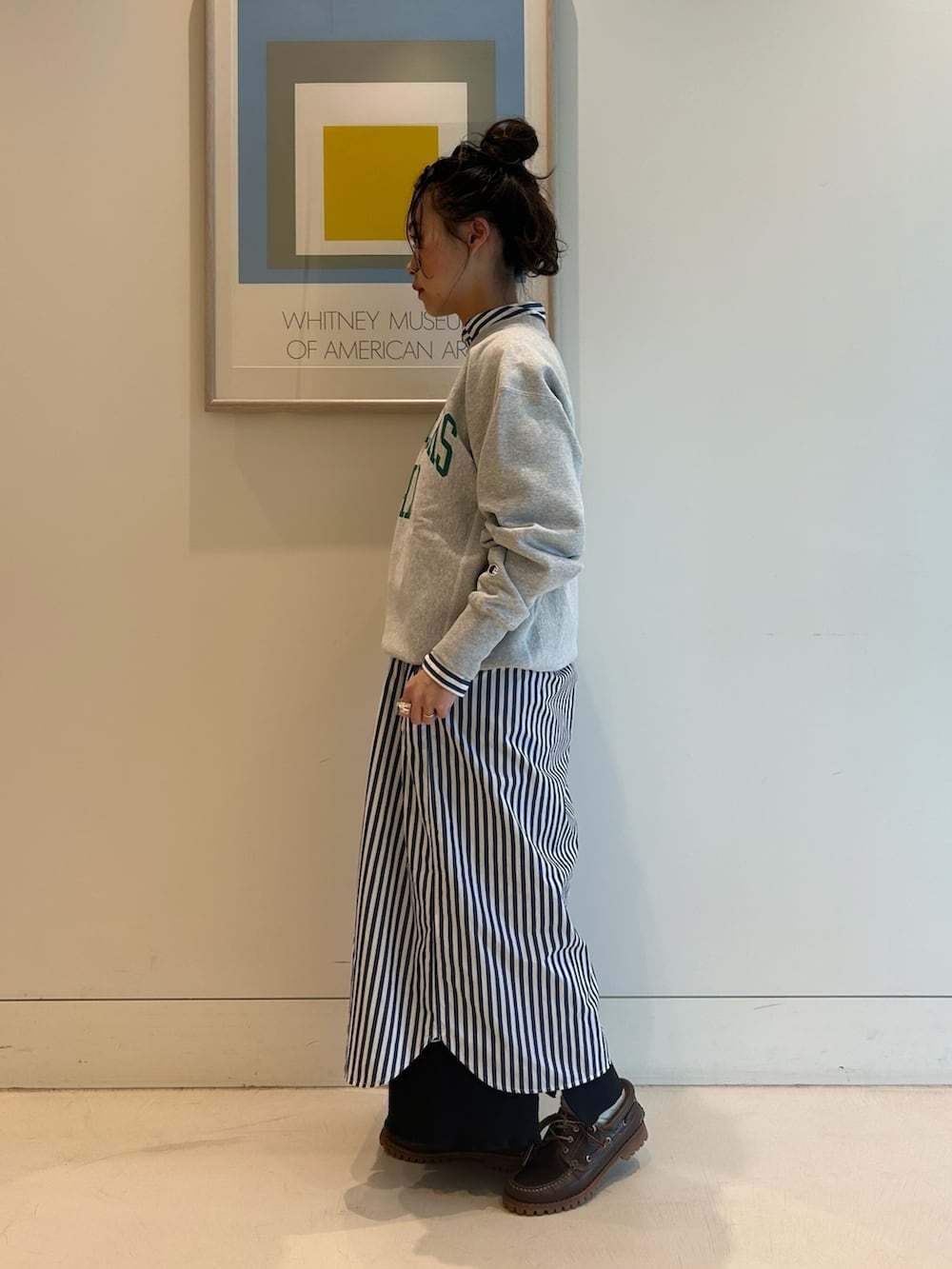 ブルー系のワンピース、ブルー系のスカートを着用したレディースの秋コーディネートの2枚目の写真