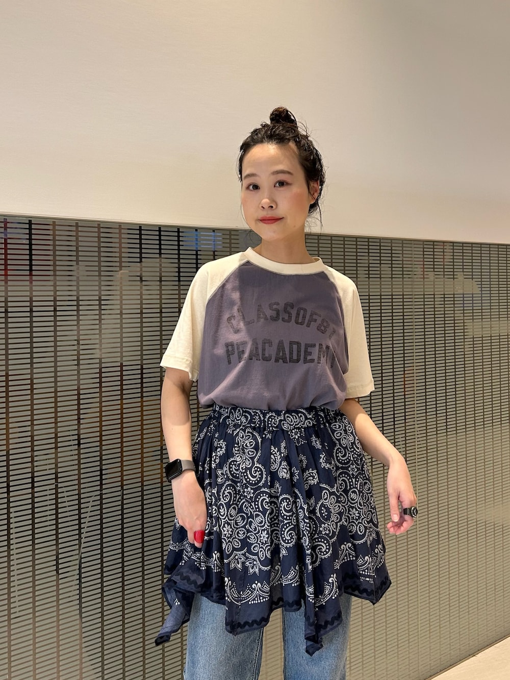 ブルー系のスカート、ブルー系のTシャツ/カットソー、ブルー系のデニムパンツを着用したレディースの夏コーディネートの3枚目の写真