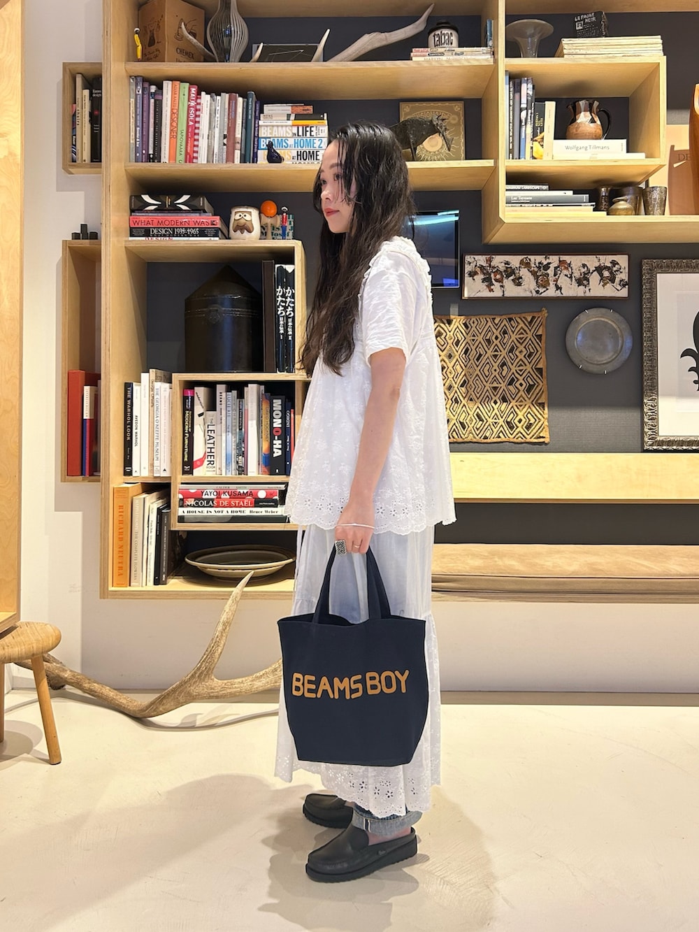 「夏、夏コーデ、ワンピース、ワンピーススタイル、セット、カットワーク、カットワークレース、デニム、サンダル、低身長、低身長コーデ、いいね、save、フォローお願いします🤑」｜「BEAMS BOYのカットワーク ノースリーブ ワンピース（ワンピース、ホワイト系）」を使った、黒田 彩乃さん（骨格ストレート・レディース・153cm）の夏コーディネートの2枚目の写真