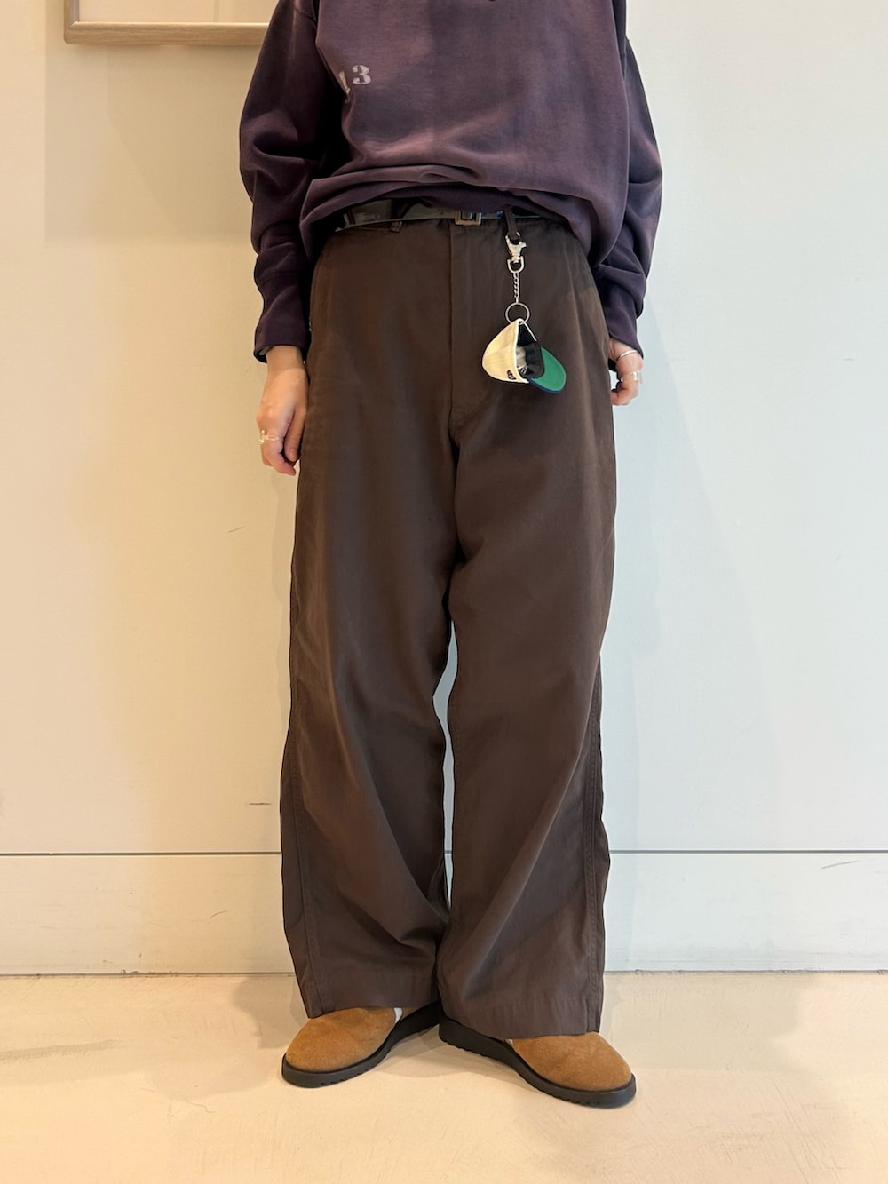 「スウェット、チノパン、シンプルコーデ、BRIEFING」｜「BEAMS BOYの【別注】 WAREHOUSE & CO. / ステンシル13 前V スウェット（スウェット、ブルー系）」を使った、黒田 彩乃さん（骨格ストレート・レディース・153cm）の夏コーディネートの6枚目の写真