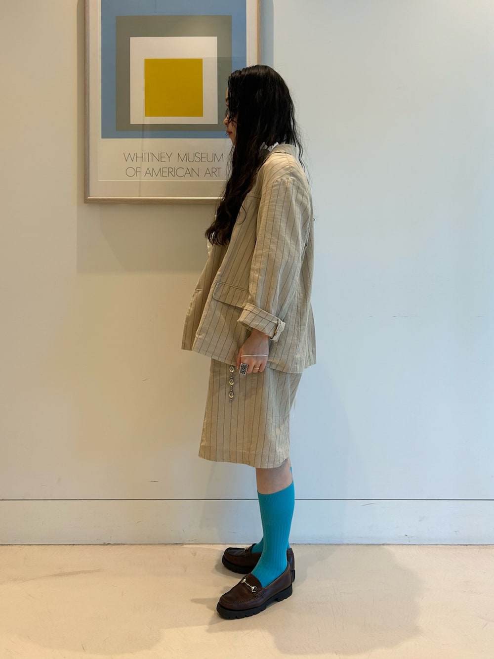 「梅雨、梅雨コーデ、ジャケット、ジャケットスタイル、セットアップ、セットアップスタイル、ロゴT、レイヤード、レイヤードスタイル、ブラウス、フリル、ショーツ、ショーツスタイル」｜「BEAMS BOYのライン メッセージ Tシャツ（Tシャツ/カットソー、ホワイト系）」を使った、黒田 彩乃さん（骨格ストレート・レディース・153cm）の夏コーディネートの2枚目の写真