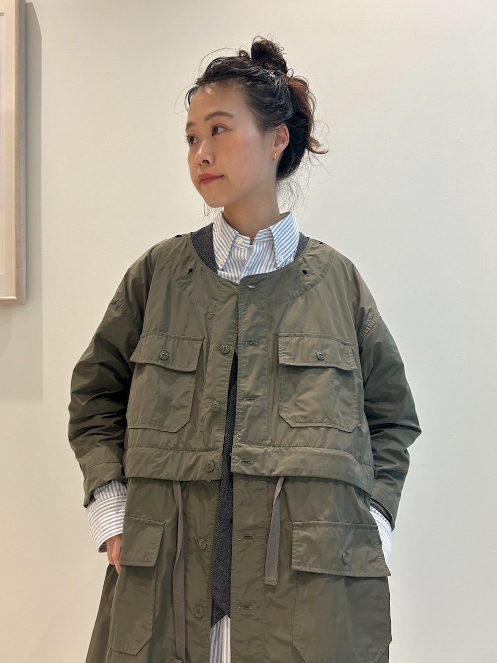 「ENGINEERED GARMENTS、ミリタリー、ミリタリーコート、ボタンダウンシャツ、ベスト、スラックス、いいね、save、フォローお願いします🤑、低身長、レイヤードスタイル、カーキ、秋っぽコーデ更新中」｜「BEAMS BOYのオックスフォード ストライプ ビッグボタンダウン シャツ（シャツ/ブラウス、ブルー系）」を使った、黒田 彩乃さん（レディース・153cm）の秋コーディネートの3枚目の写真