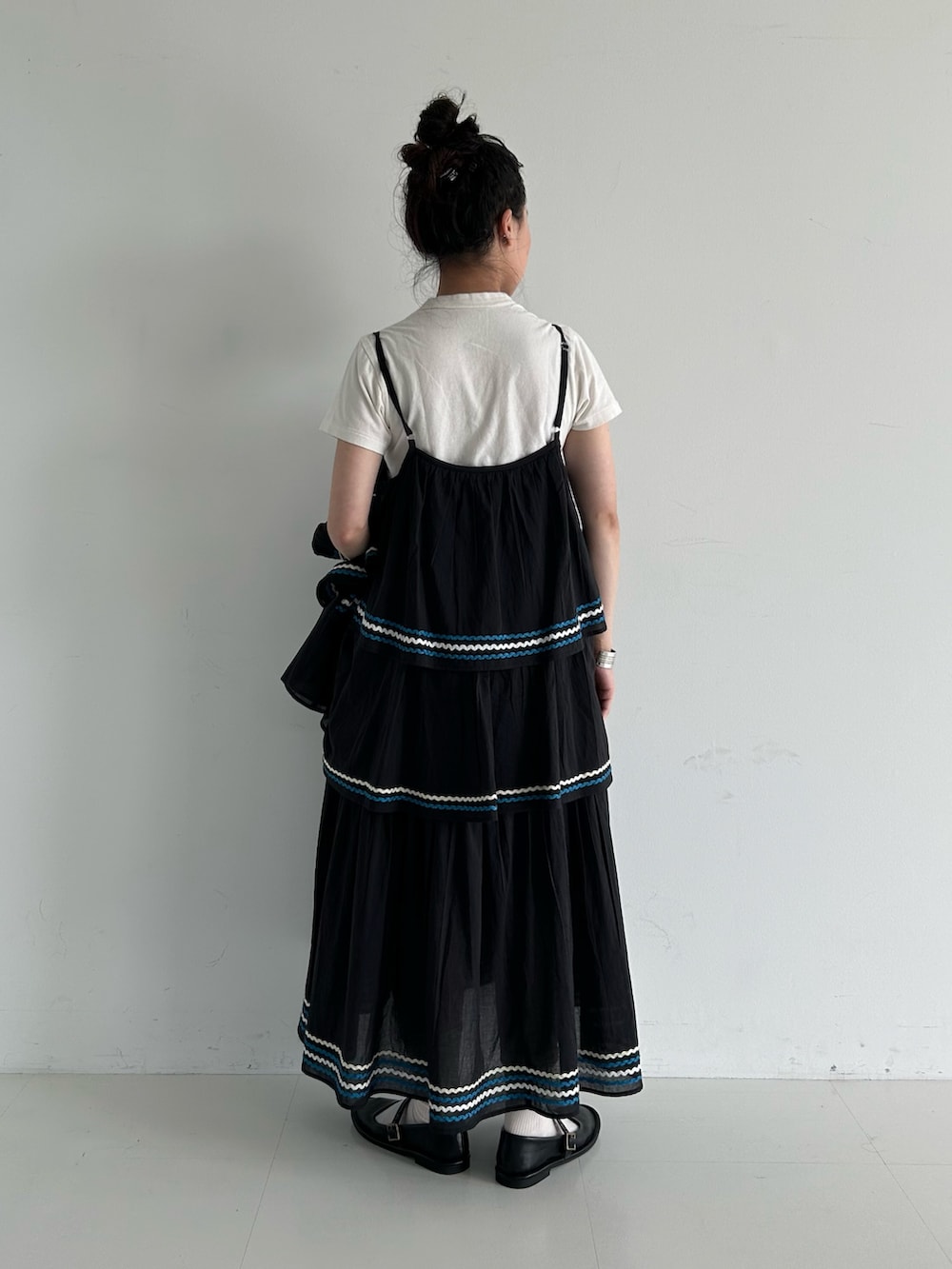 ブラック系のシャツ/ブラウス、ブラック系のワンピース、ブラック系のバレエシューズを着用したレディースの夏コーディネートの6枚目の写真