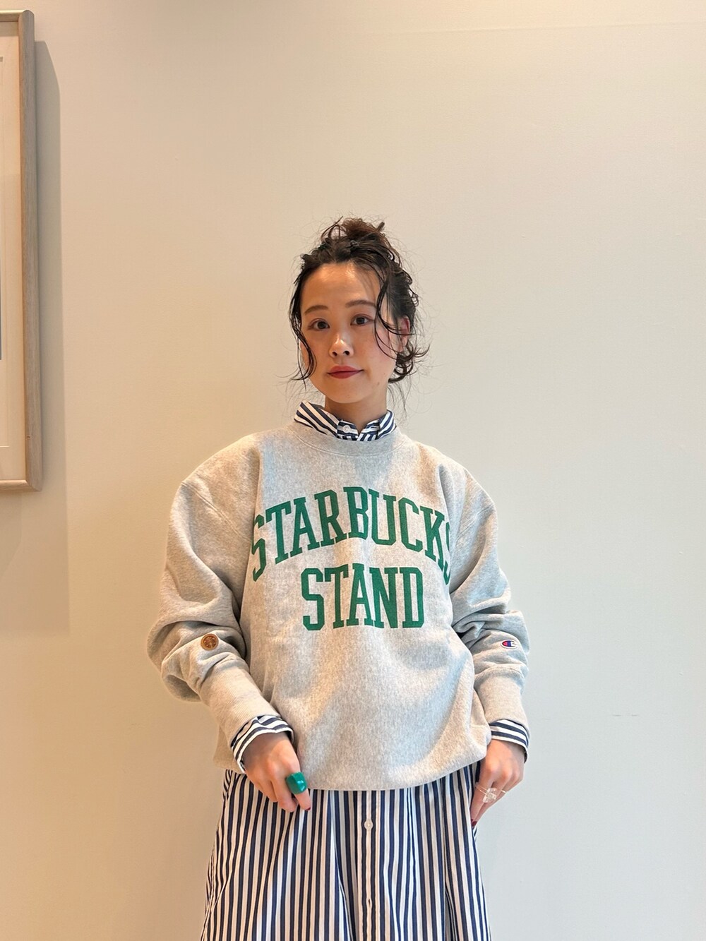 ブルー系のワンピース、ブルー系のスカートを着用したレディースの秋コーディネートの4枚目の写真