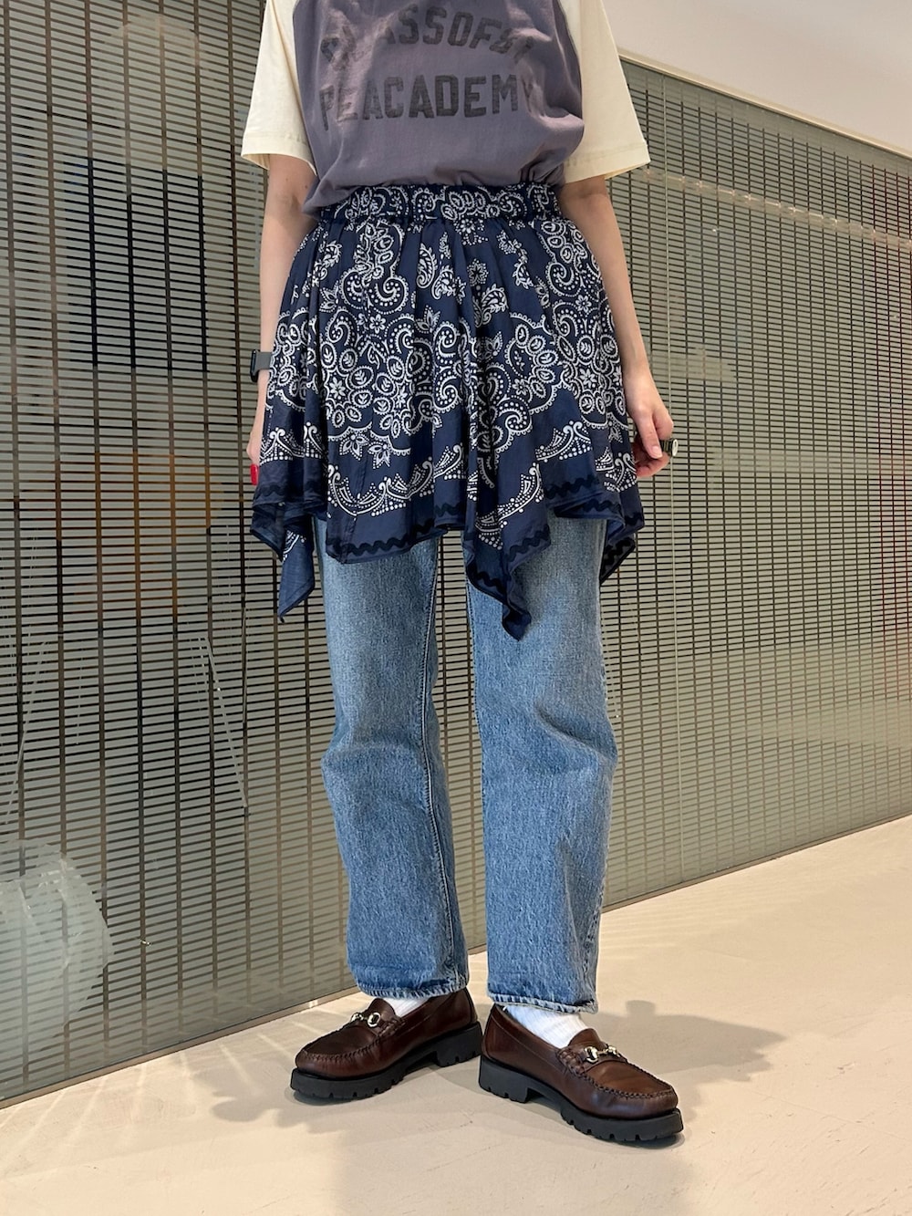 ブルー系のスカート、ブルー系のTシャツ/カットソー、ブルー系のデニムパンツを着用したレディースの夏コーディネートの7枚目の写真
