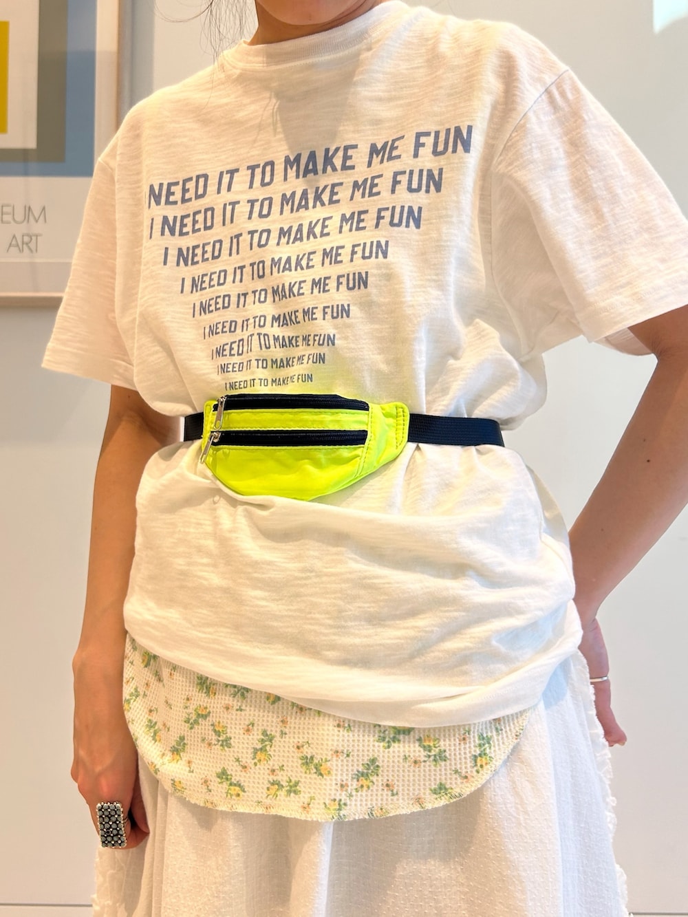 グリーン系のブルゾン、ホワイト系のTシャツ/カットソー、ブルー系のデニムパンツを着用したレディースの冬コーディネートの7枚目の写真