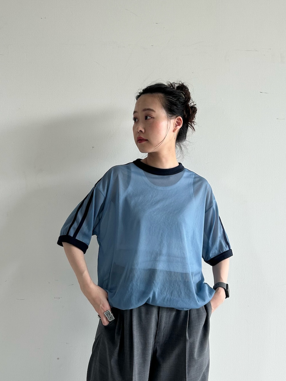「いいね、save、フォローお願いします🤑、低身長、低身長コーデ、Tシャツ、ワンピース、ワンピーススタイル」｜「BEAMS BOYのポリエステル ウール トロピカル ワイド パンツ（スラックス、グレー系）」を使った、黒田 彩乃さん（骨格ストレート・レディース・153cm）の春コーディネートの9枚目の写真