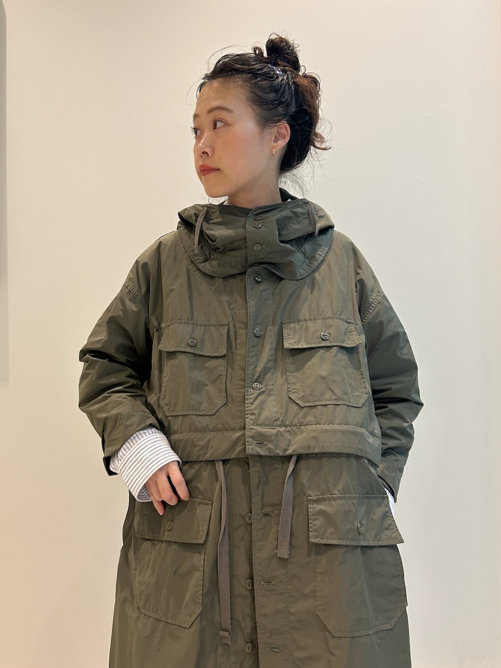「ENGINEERED GARMENTS、ミリタリー、ミリタリーコート、ボタンダウンシャツ、ベスト、スラックス、いいね、save、フォローお願いします🤑、低身長、レイヤードスタイル、カーキ、秋っぽコーデ更新中」｜「BEAMS BOYのオックスフォード ストライプ ビッグボタンダウン シャツ（シャツ/ブラウス、ブルー系）」を使った、黒田 彩乃さん（レディース・153cm）の秋コーディネートの2枚目の写真