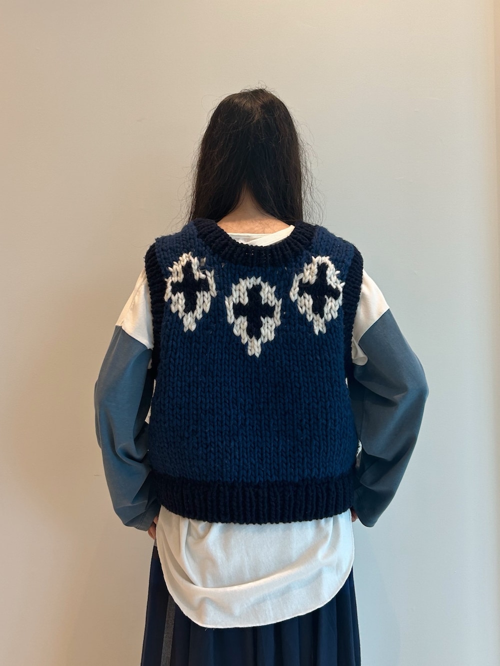 ブルー系のスカート、ブルー系のベスト、ブルー系のTシャツ/カットソーを着用したレディースの夏コーディネートの4枚目の写真