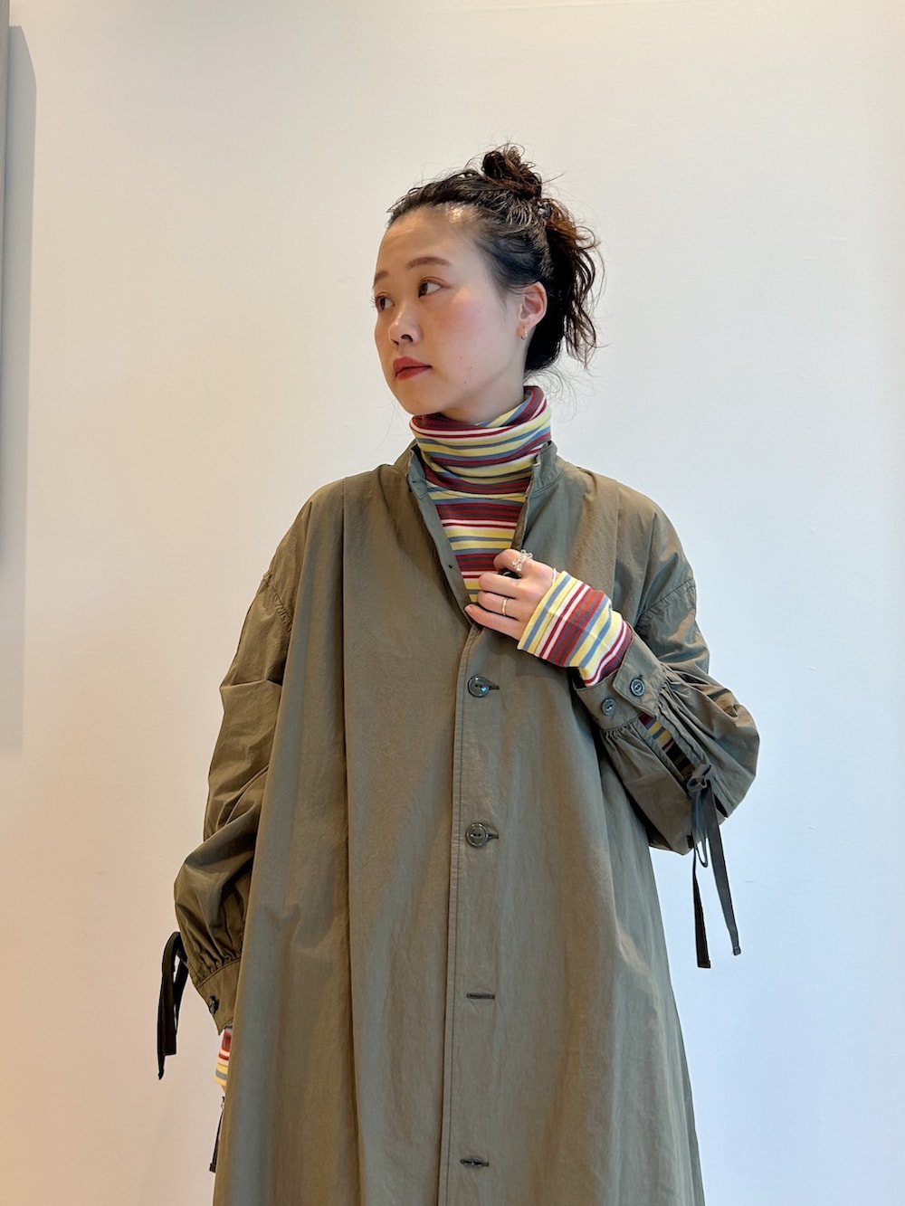 グリーン系のブルゾン、グリーン系のワンピース、イエロー系のTシャツ/カットソーを着用したレディースの秋コーディネートの9枚目の写真