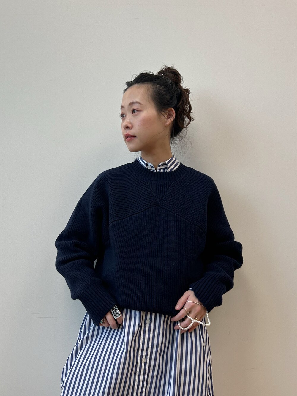 ブルー系のシャツワンピース、ブルー系のブルゾン、ブルー系のニット/セーターを着用したレディースの冬コーディネートの6枚目の写真