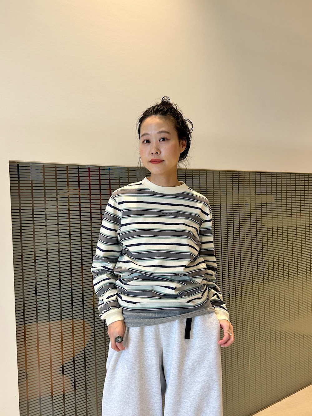 その他のバックパック/リュック、グレー系のスウェットパンツ、ホワイト系のTシャツ/カットソーを着用したレディースの夏コーディネートの6枚目の写真