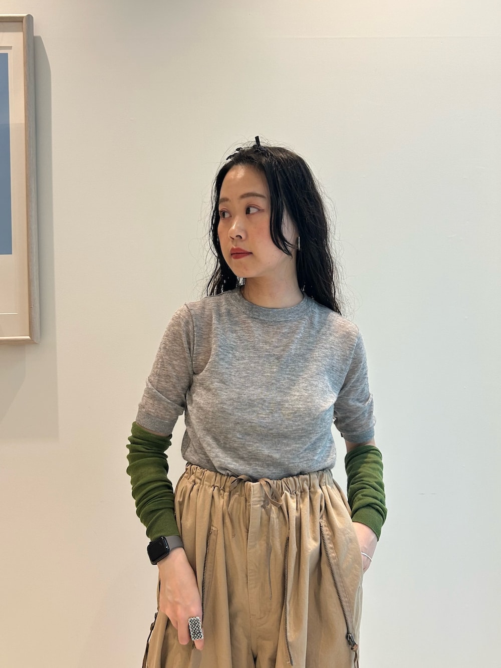 「ワイドパンツ、アームウォーマー、半袖ニット、シンプル、シンプルコーデ、いいね、save、フォローお願いします🤑、低身長、低身長コーデ」｜「maturelyのmaturely / コットン シルク ジッパー カーゴパンツ（カーゴパンツ、ベージュ系）」を使った、黒田 彩乃さん（骨格ストレート・レディース・153cm）の夏コーディネートの4枚目の写真