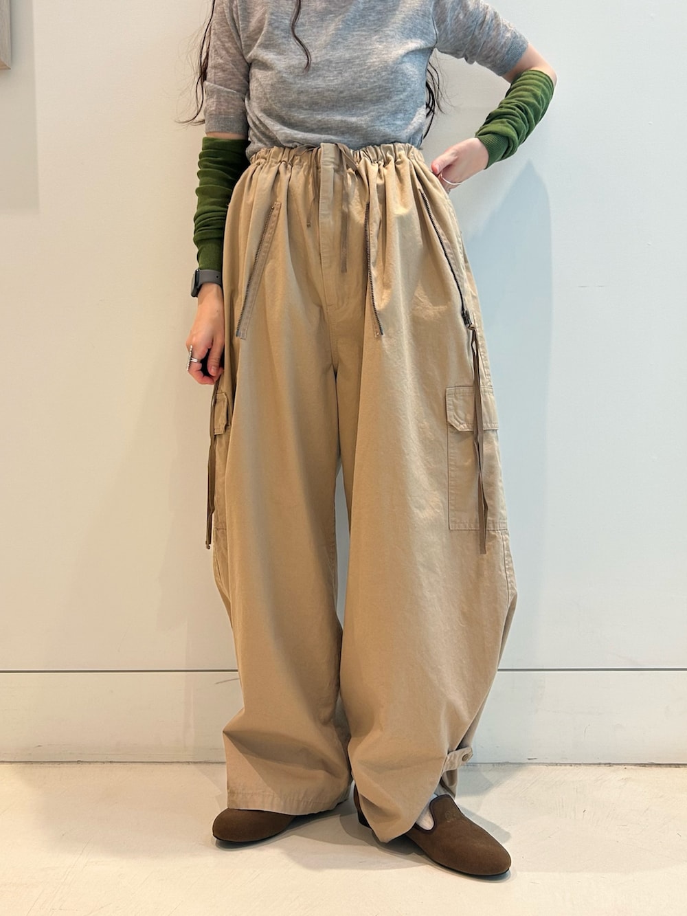 「ワイドパンツ、アームウォーマー、半袖ニット、シンプル、シンプルコーデ、いいね、save、フォローお願いします🤑、低身長、低身長コーデ」｜「maturelyのmaturely / コットン シルク ジッパー カーゴパンツ（カーゴパンツ、ベージュ系）」を使った、黒田 彩乃さん（骨格ストレート・レディース・153cm）の夏コーディネートの7枚目の写真