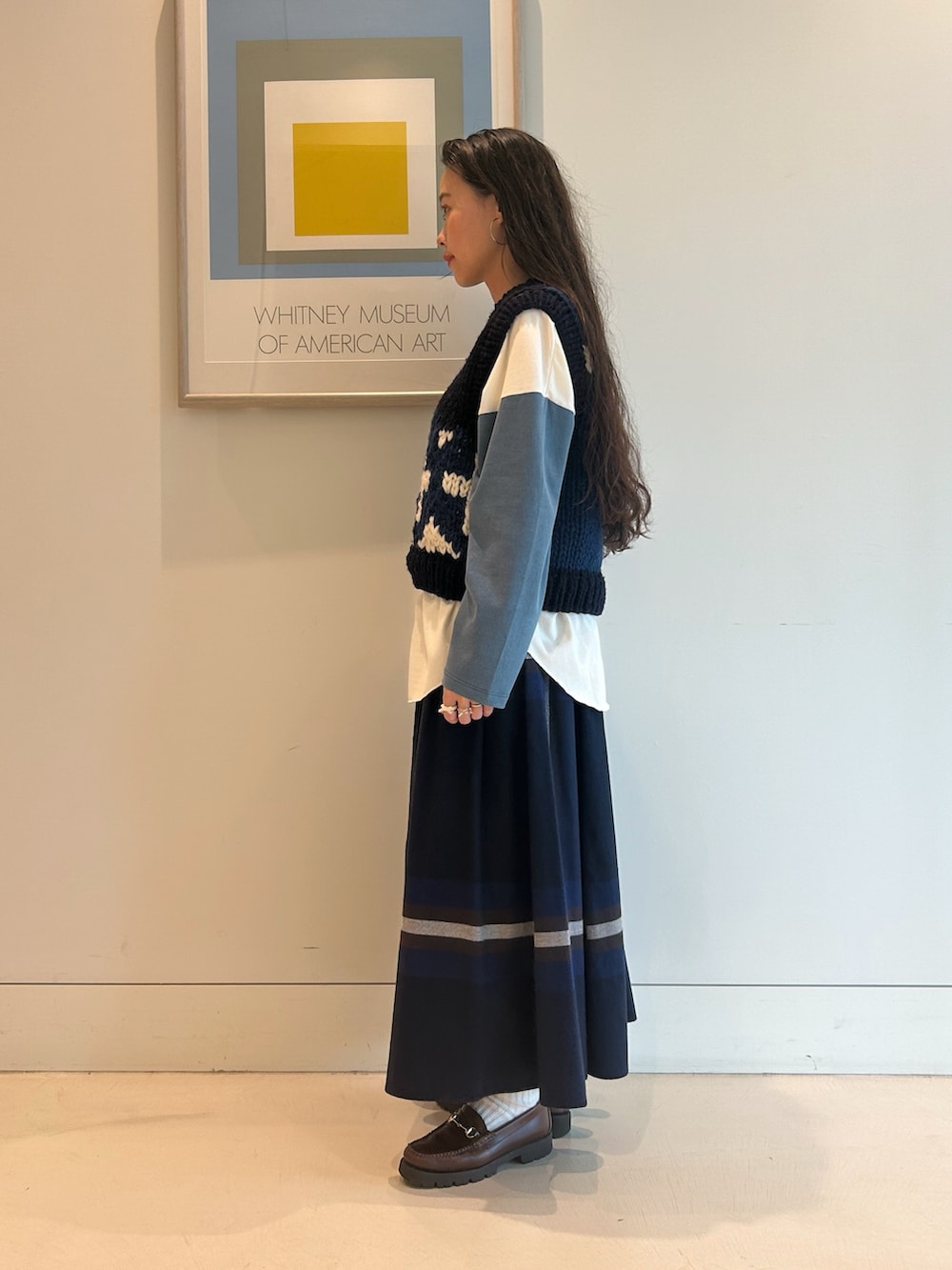 ブルー系のスカート、ブルー系のベスト、ブルー系のTシャツ/カットソーを着用したレディースの夏コーディネートの2枚目の写真