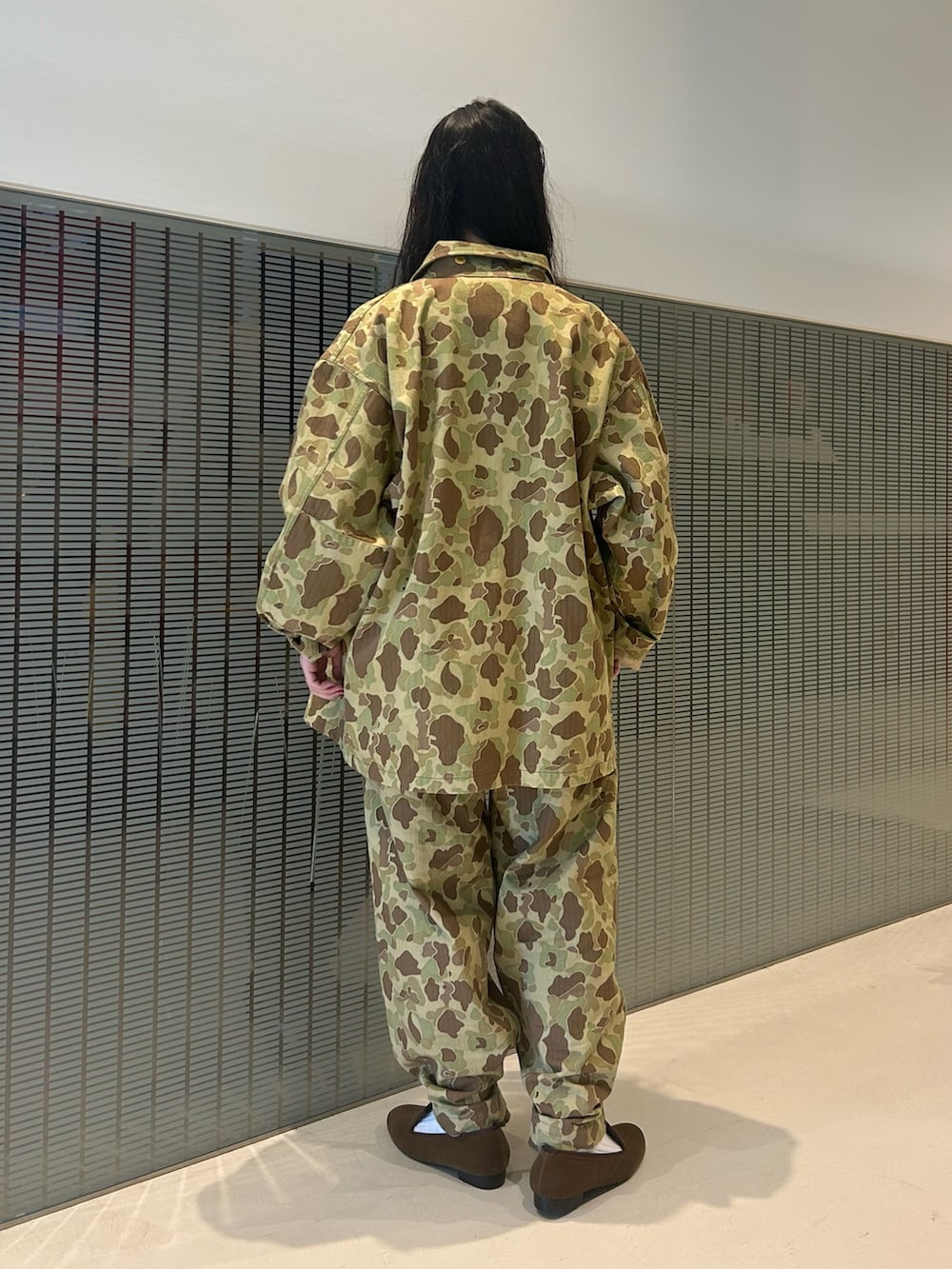 その他のミリタリージャケット、その他のカーゴパンツ、ベージュ系のTシャツ/カットソーを着用したレディースの秋コーディネートの3枚目の写真