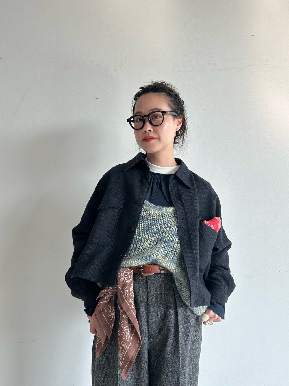 ブラウン系のドレスシューズ、ブルー系のTシャツ/カットソー、ブルー系のミリタリージャケットを着用したレディースの秋コーディネートの5枚目の写真