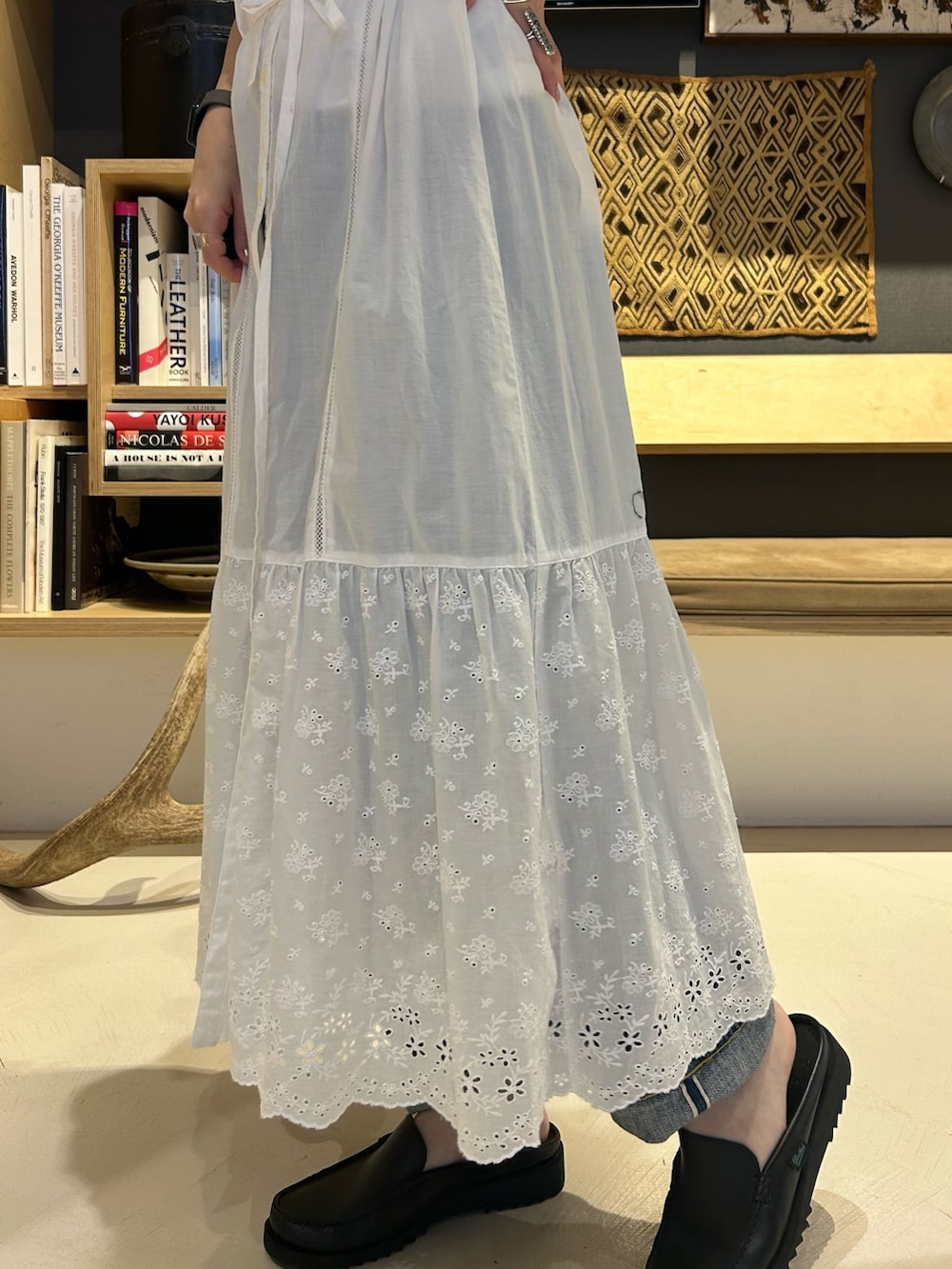 「夏、夏コーデ、ワンピース、ワンピーススタイル、セット、カットワーク、カットワークレース、デニム、サンダル、低身長、低身長コーデ、いいね、save、フォローお願いします🤑」｜「BEAMS BOYのカットワーク ノースリーブ ワンピース（ワンピース、ホワイト系）」を使った、黒田 彩乃さん（骨格ストレート・レディース・153cm）の夏コーディネートの9枚目の写真