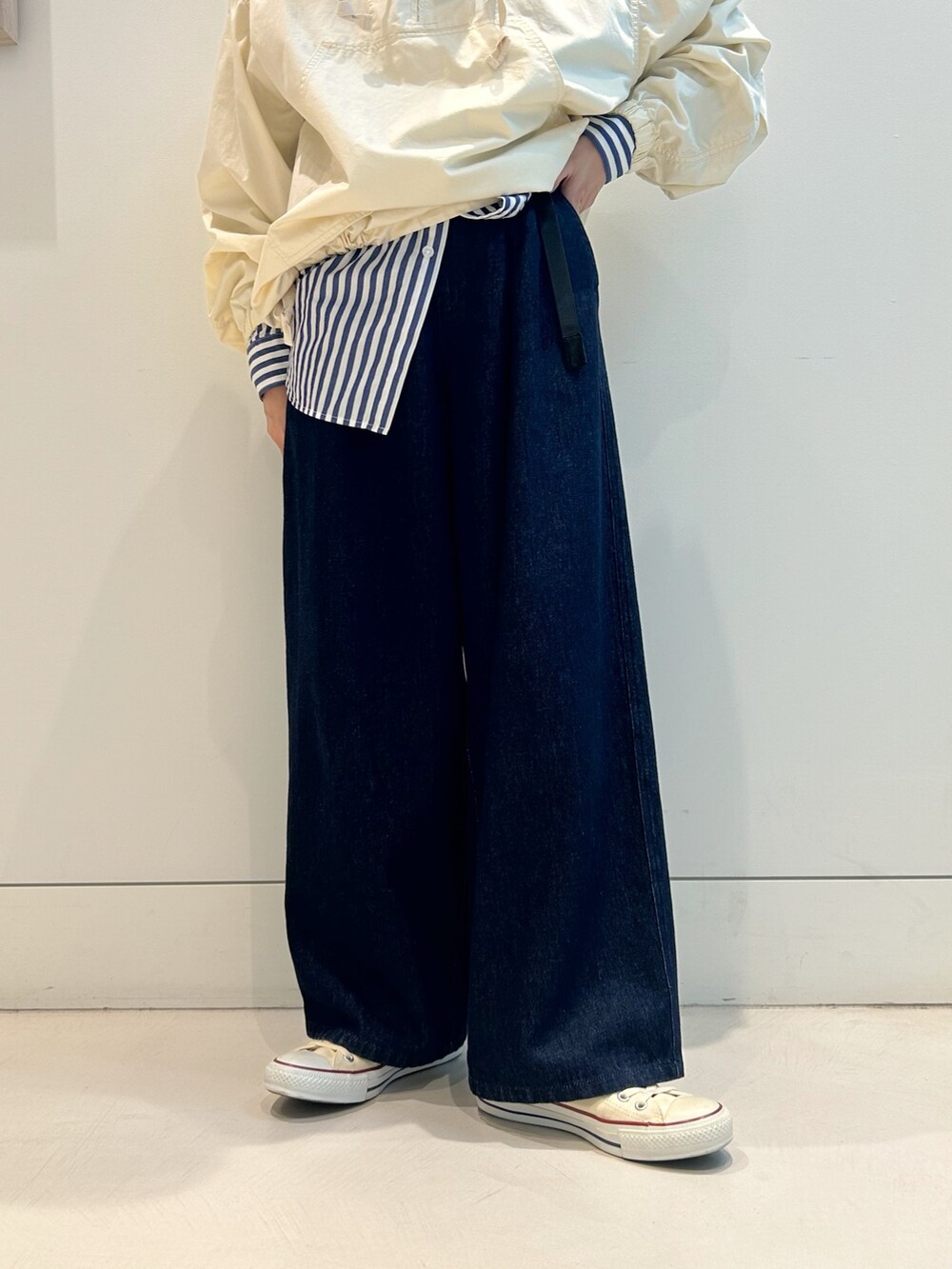 「アノラックパーカー、ボタンダウンシャツ、GRAMICCI、デニムパンツ、デニム、トートバッグ、いいね、save、フォローお願いします🤑、低身長、秋っぽコーデ更新中」｜「BEAMS BOYのロンドンストライプ ボタンダウンシャツ（シャツ/ブラウス、ブルー系）」を使った、黒田 彩乃さん（レディース・153cm）の秋コーディネートの4枚目の写真
