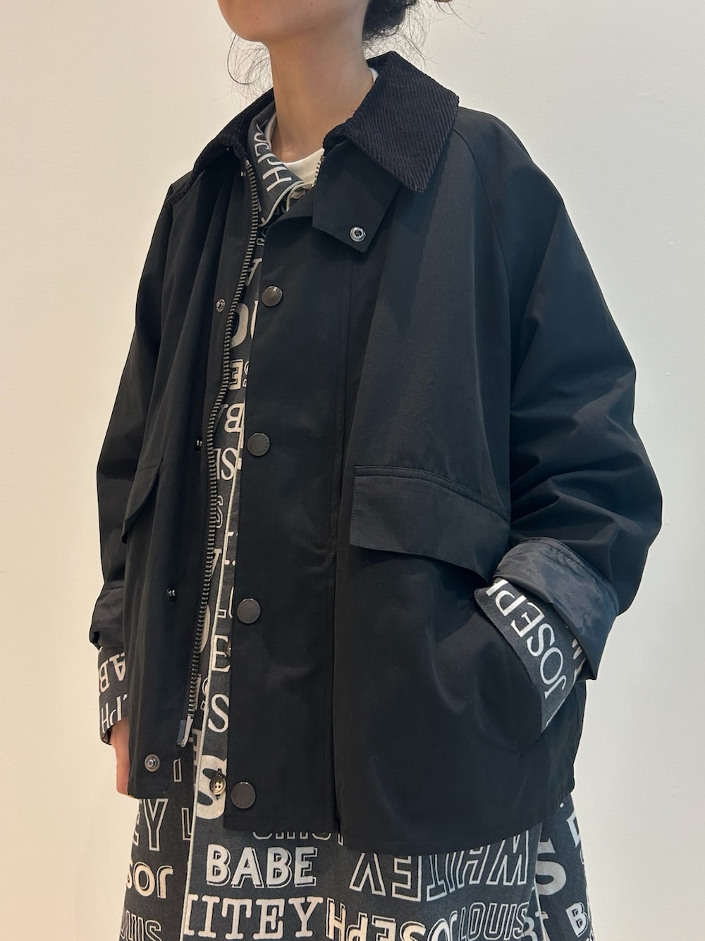 「いいね、save、フォローお願いします🤑、低身長、barbour、バブアー、ジャケット、セットアップ、パンツスタイル、シャツワンピ、モノトーン、秋っぽコーデ更新中」｜「BarbourのBarbour / 別注 Thornbury Jacket 24AW（ブルゾン、ブラック系）」を使った、黒田 彩乃さん（レディース・153cm）の秋コーディネートの3枚目の写真