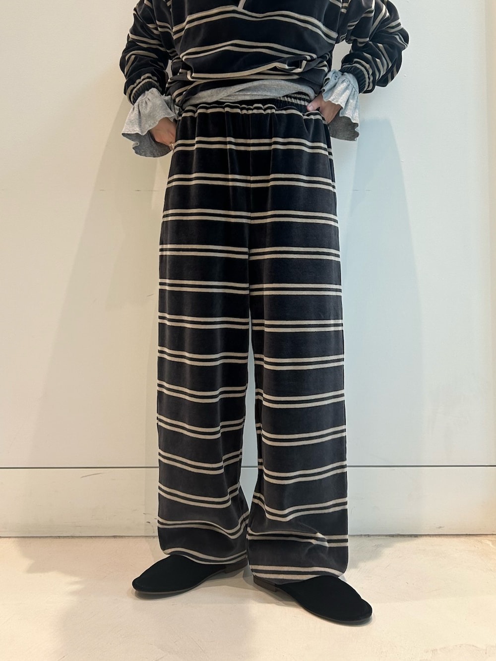 グレー系のTシャツ/カットソー、ブラック系のTシャツ/カットソー、ブラック系のその他パンツを着用したレディースの夏コーディネートの7枚目の写真